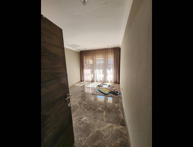 7 BEDROOM HOUSE FOR SALE IN RASLOUW